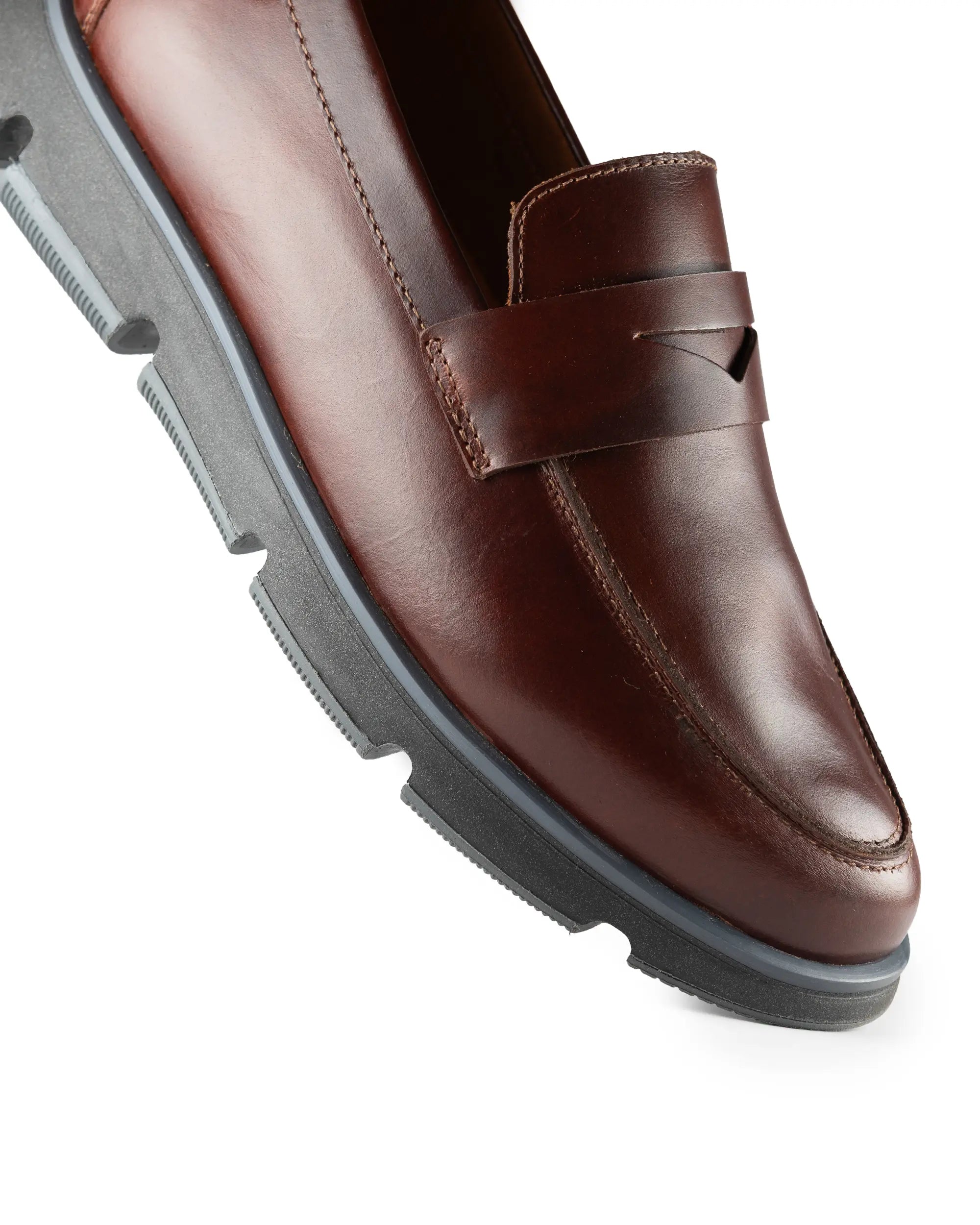 Olmo Estilo Penny Loafer Coñac x Negro - zapato en uso estilo casual vestir