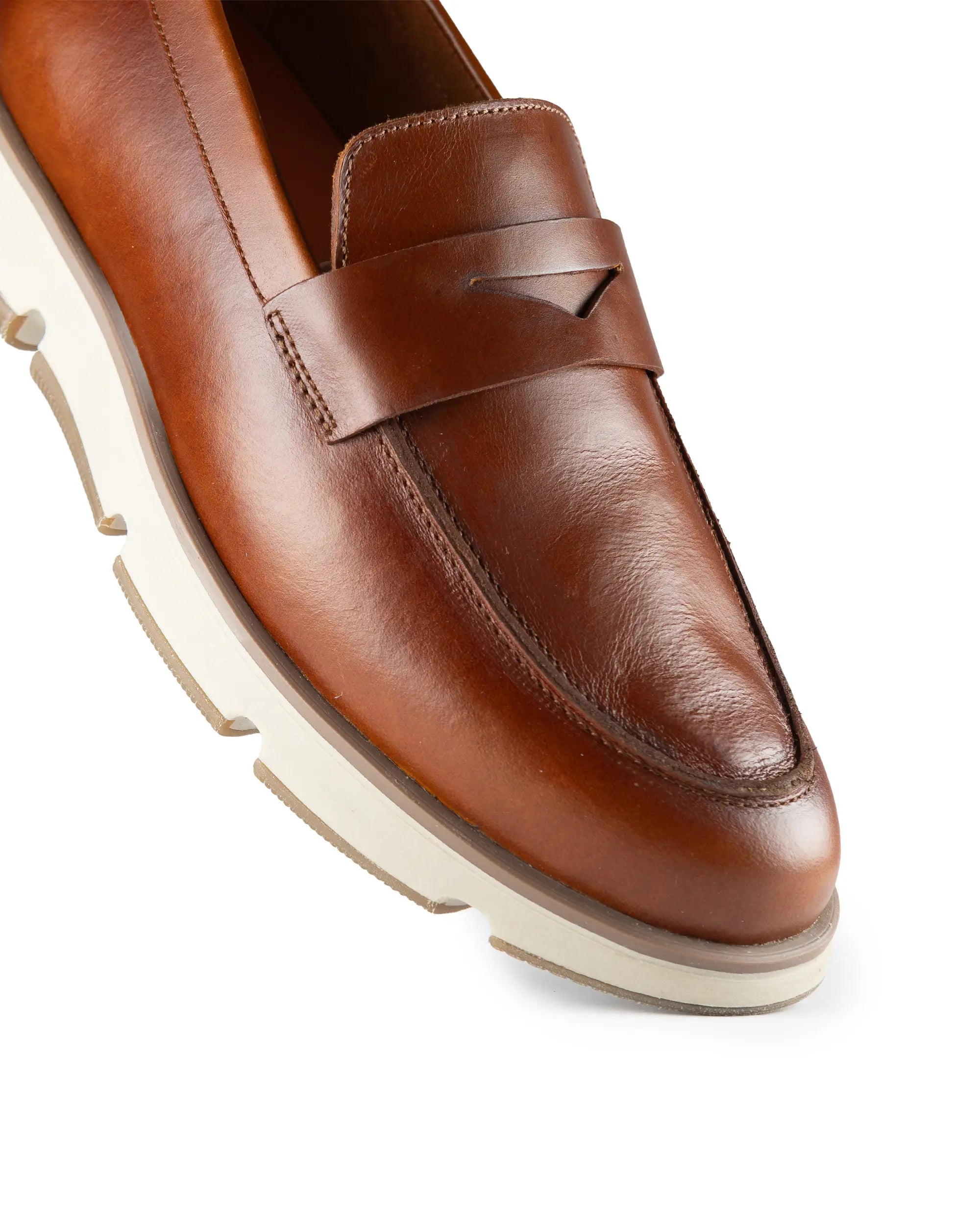 Olmo Estilo Penny Loafer Miel - detalle costura cuero premium hecho a mano