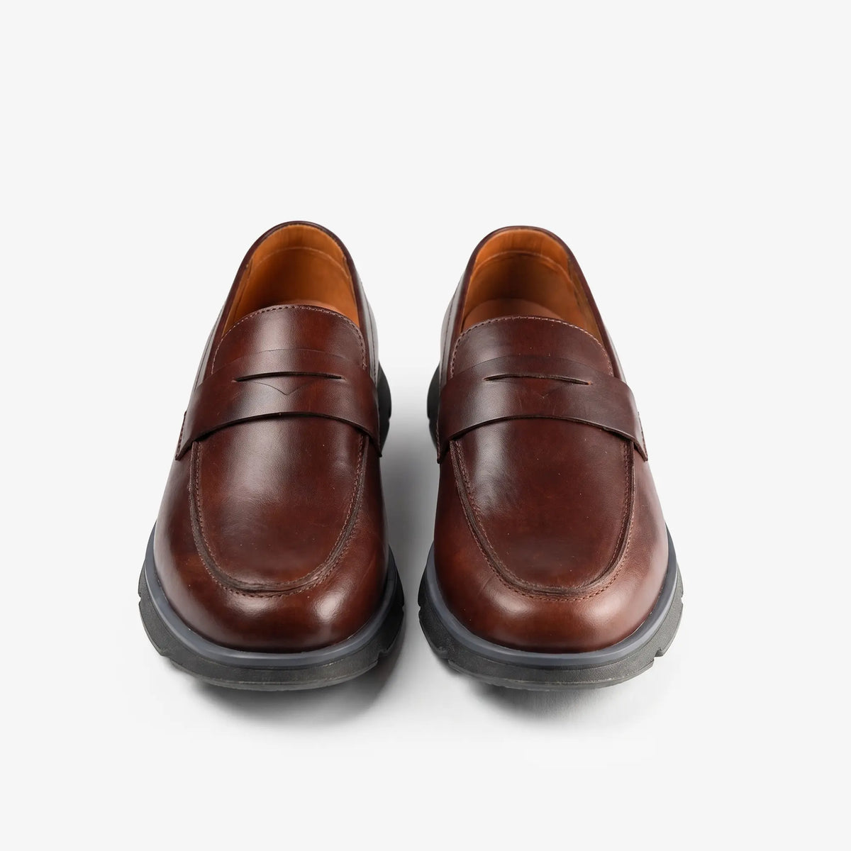 Olmo Estilo Penny Loafer Coñac x Negro