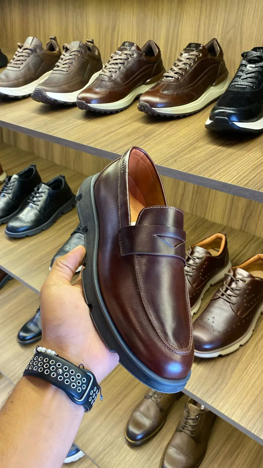 Olmo Estilo Penny Loafer Coñac x Negro — foto real 1