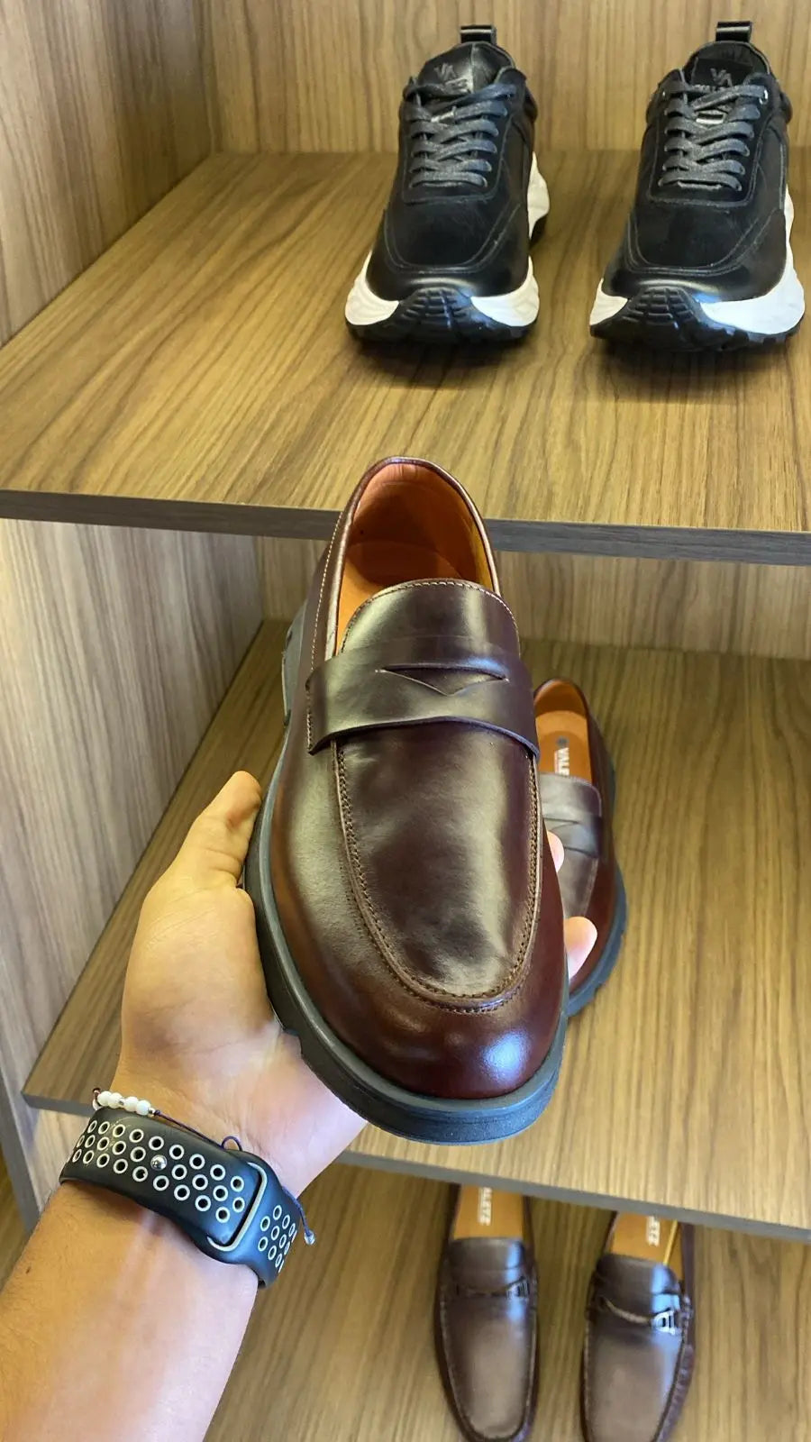 Olmo Estilo Penny Loafer Coñac x Negro — foto real 2