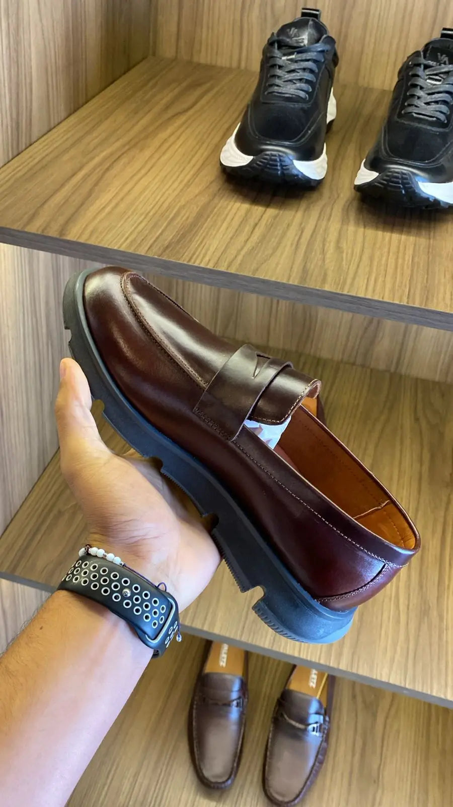 Olmo Estilo Penny Loafer Coñac x Negro — foto real 4