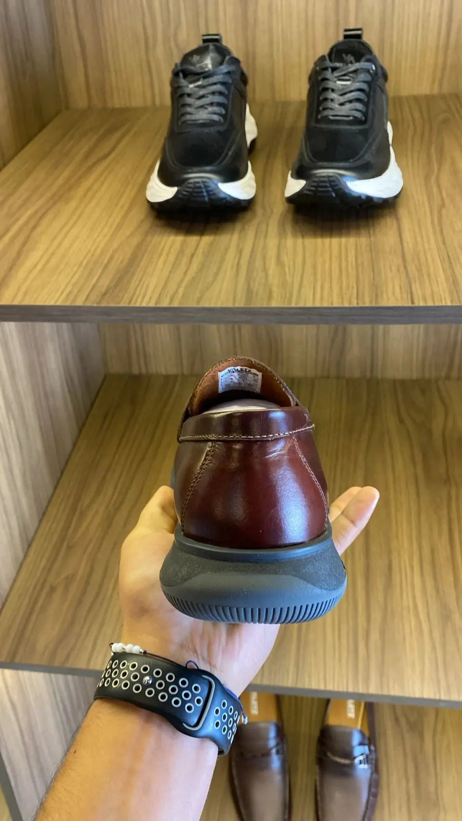 Olmo Estilo Penny Loafer Coñac x Negro — foto real 3