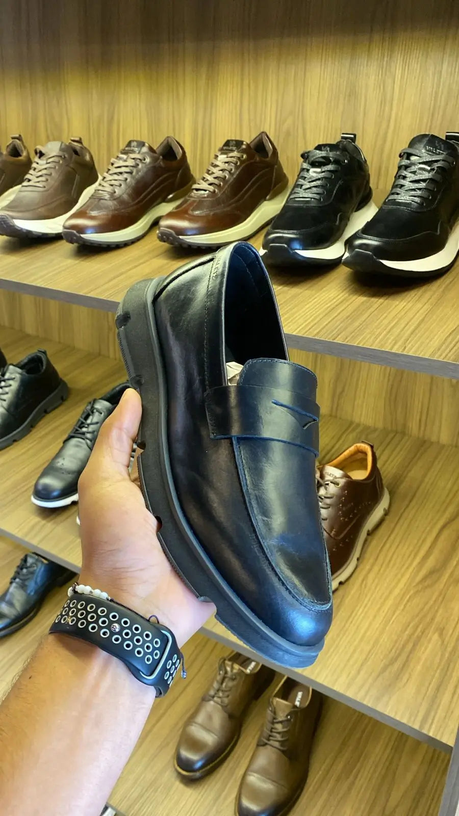 Olmo Estilo Penny Loafer Negro — foto real 2