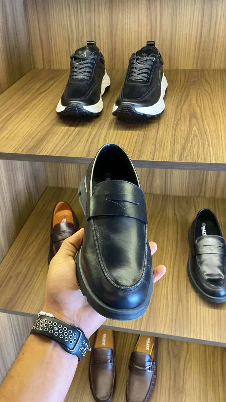 Olmo Estilo Penny Loafer Negro — foto real 3