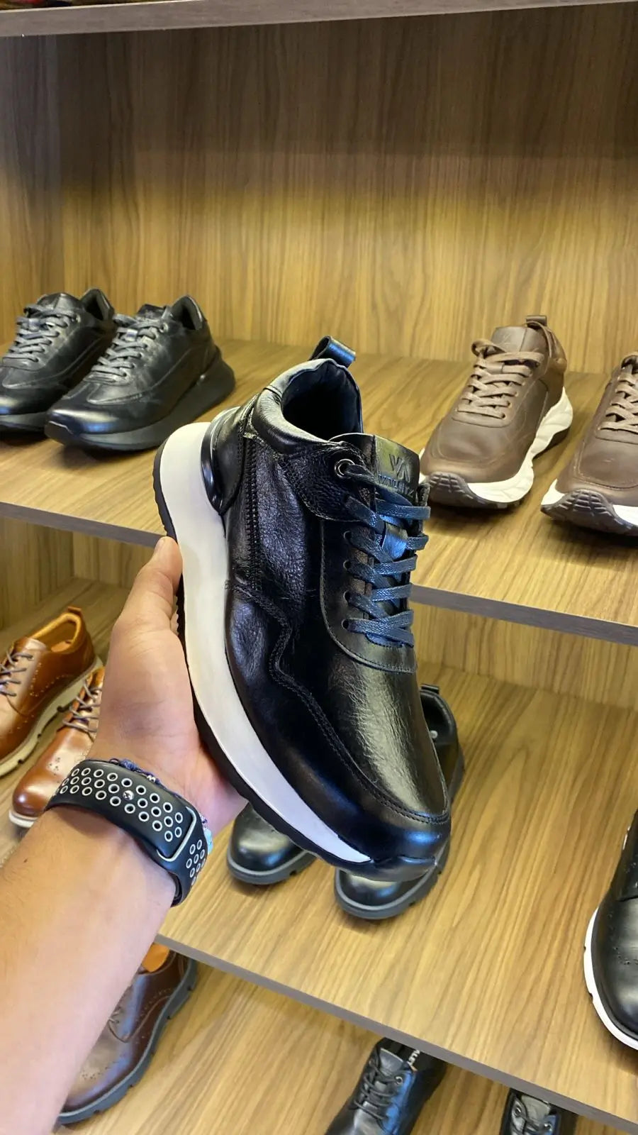 Tenis Metro Casuales en Cuero Negro — foto real 1