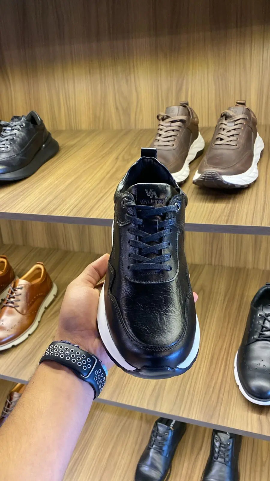 Tenis Metro Casuales en Cuero Negro — foto real 2
