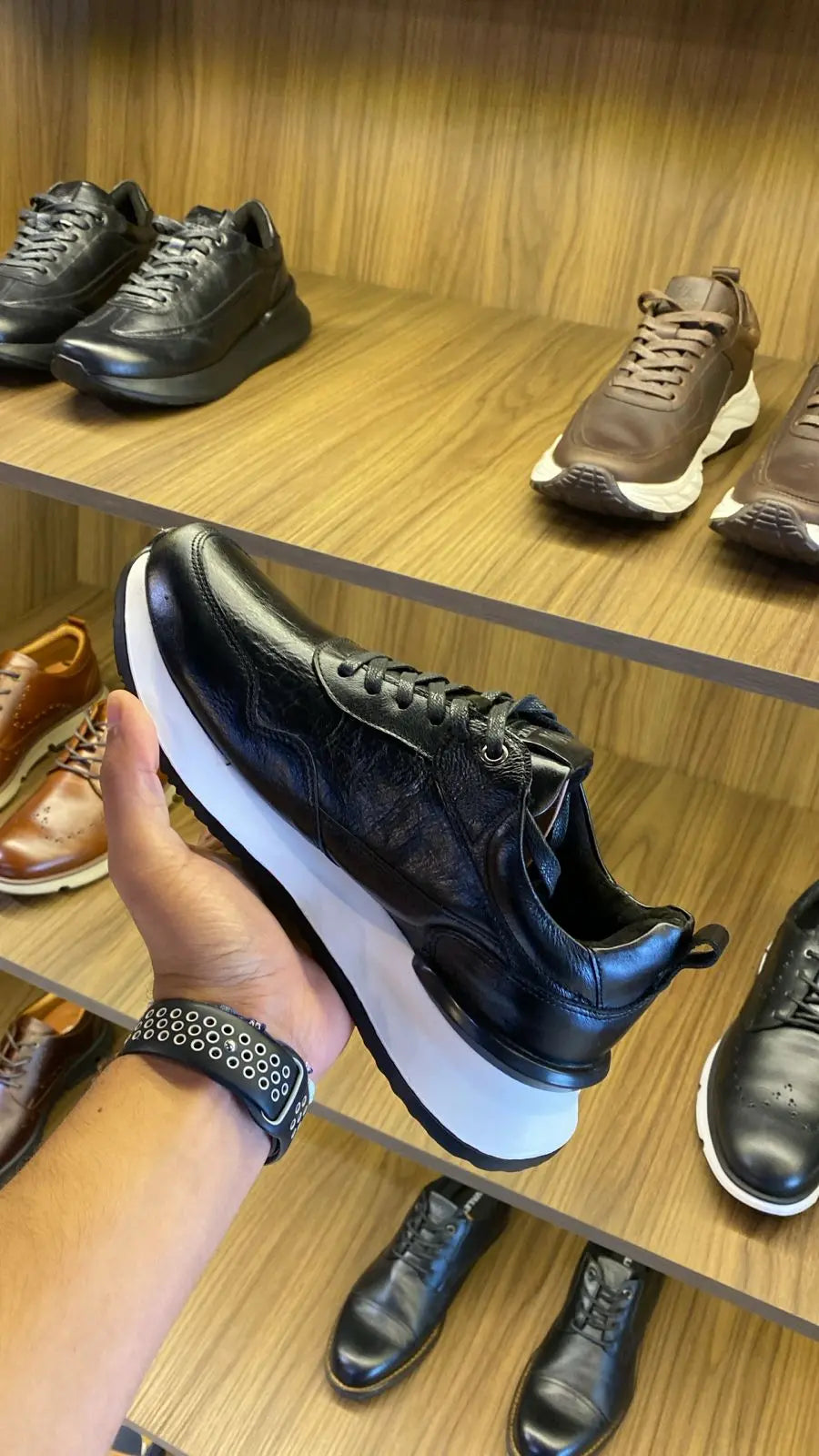Tenis Metro Casuales en Cuero Negro — foto real 3