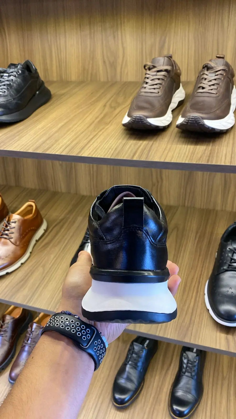 Tenis Metro Casuales en Cuero Negro — foto real 4