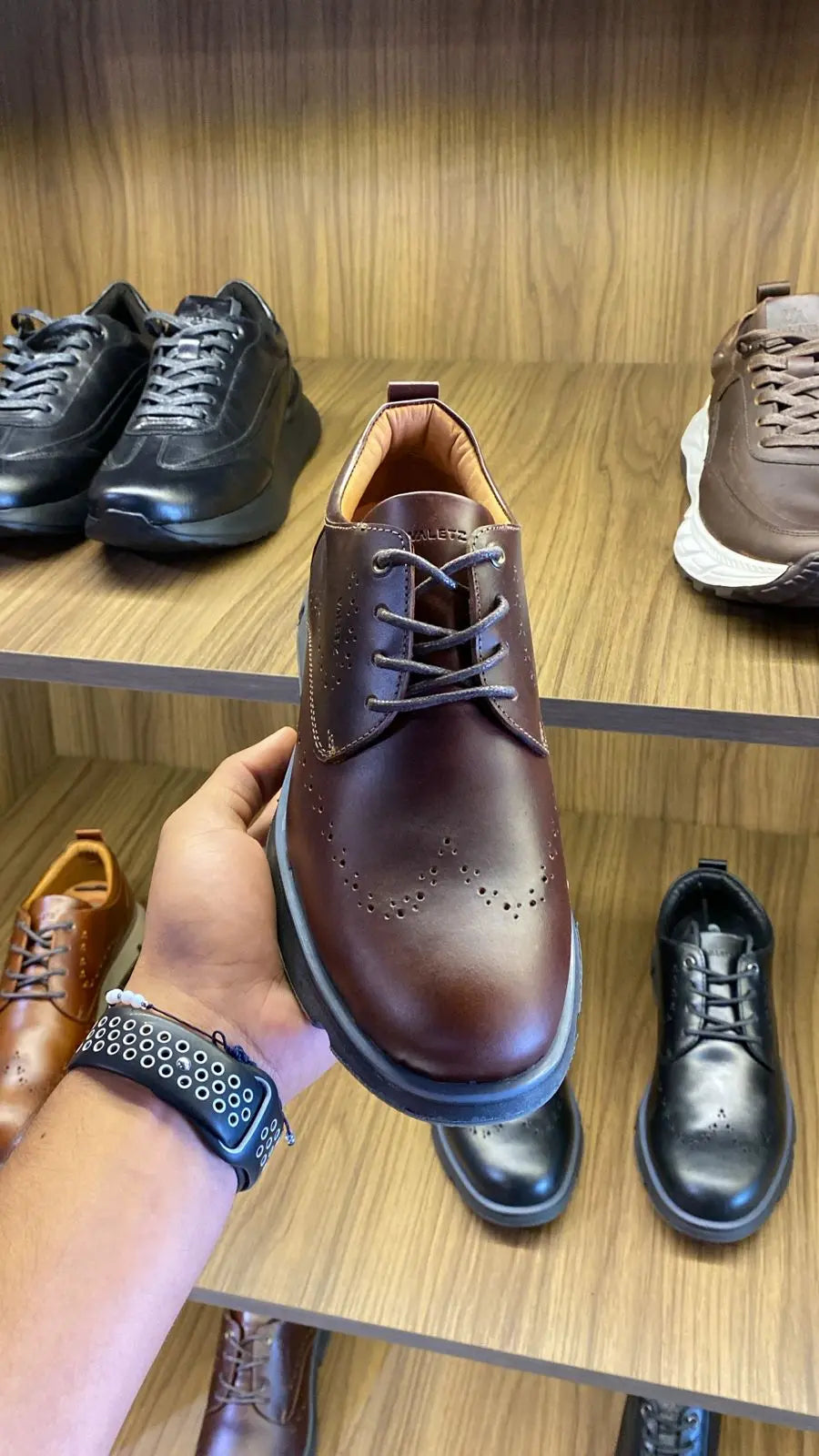 Oxfords Nardo Coñac y Negro — foto real 2